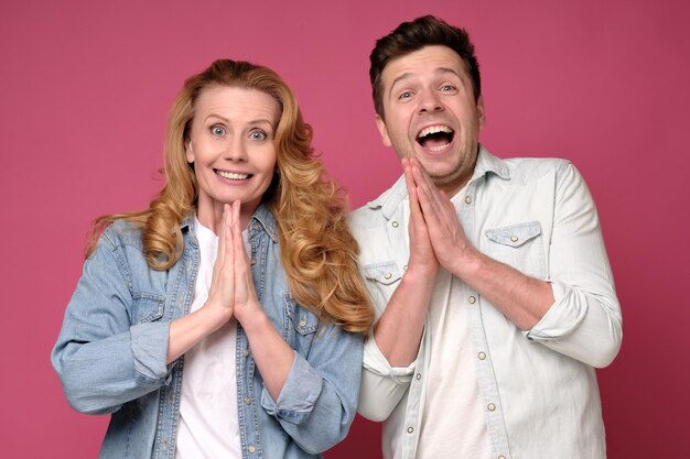 Foto persone caucasiche uomo e donna che esprimono la loro eccitazione e gioia