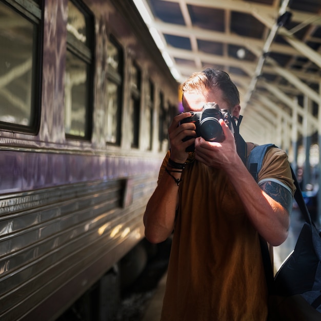 Foto fotografo indoeuropeo presso la stazione ferroviaria