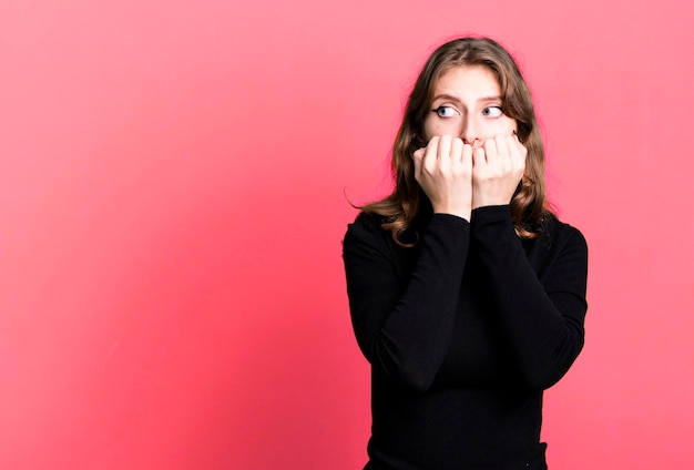 Foto donna bionda graziosa caucasica con uno spazio della copia per disporre il vostro concetto