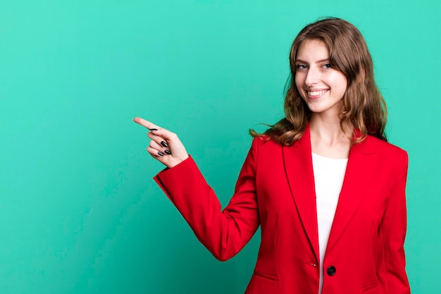 Photo caucasian pretty blonde womanwearing a red blazer businesswoman concept