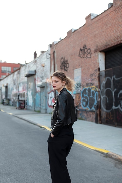 Photo caucasian punk female with attitude