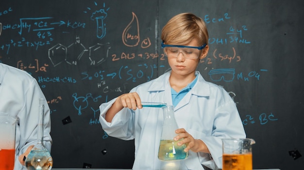 Кавказский учитель помогает ученику смешивать жидкость в научной лаборатории