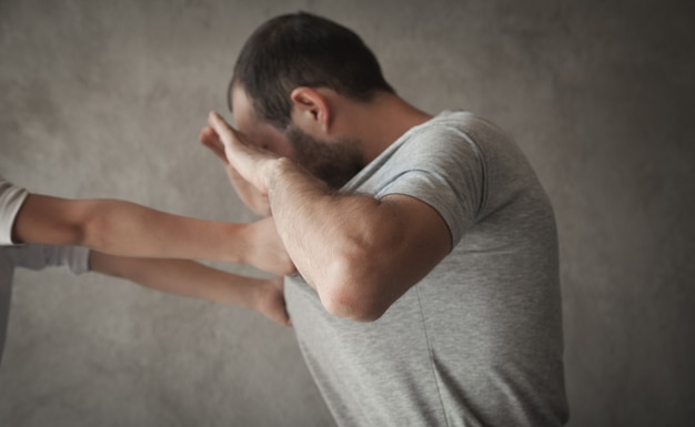 Due giovani ragazzi caucasici che combattono in strada.