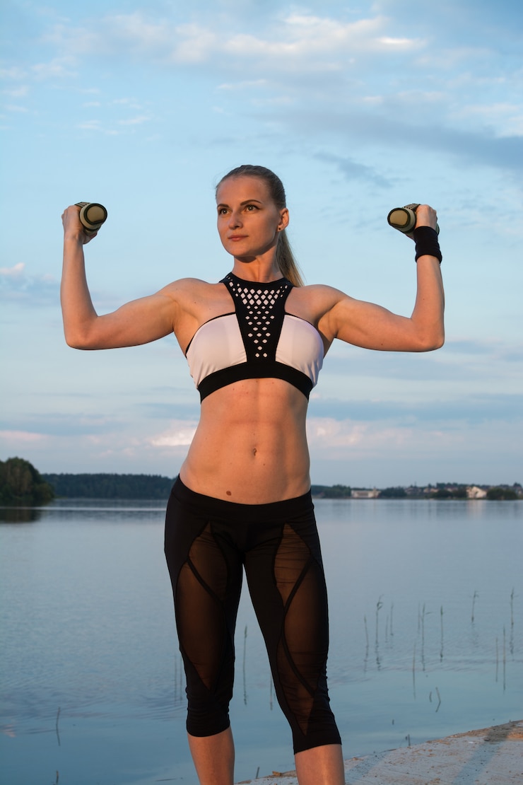 Photo the caucasian (white) woman plays sports outdoors