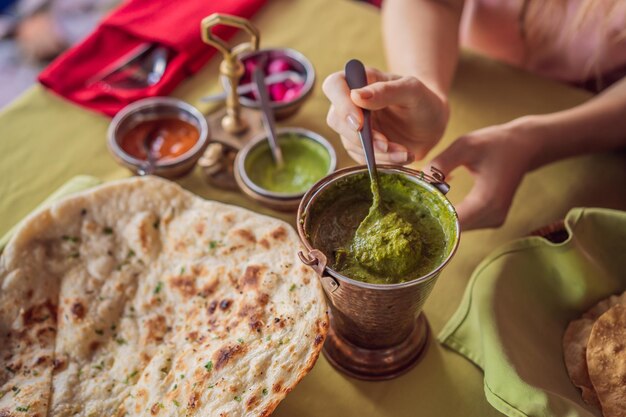 카페 전통적인 인도 요리 인도 음식 근접 촬영에서 인도 음식을 먹는 백인 여자