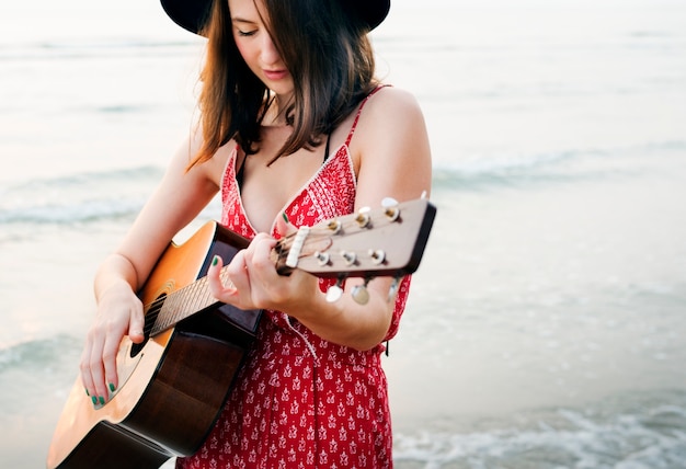 コーカサス人の女性が夏の時間を楽しんでいます