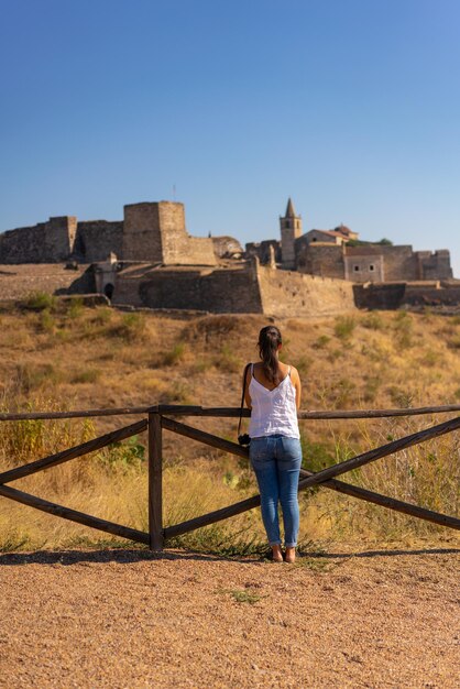 Photo caucasian woman looking at juromenha castle on a summer day in alentejo portugal