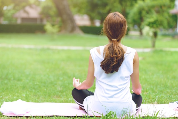 Foto caucasica donna pratica facendo yoga nel parco, benessere e sano lifestyl