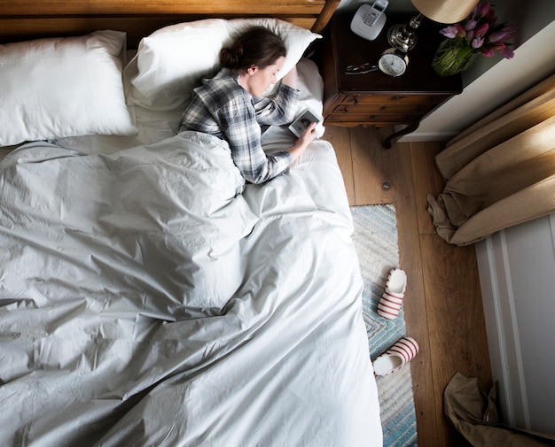 Photo caucasian woman sleeping with music