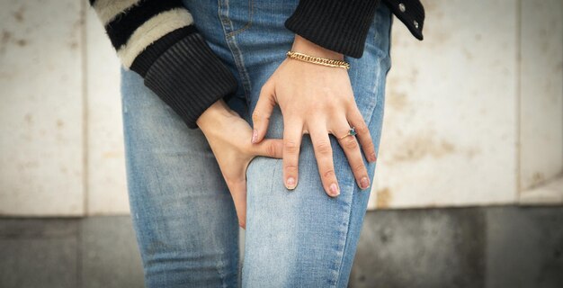 膝の痛みに苦しんでいる白人女性