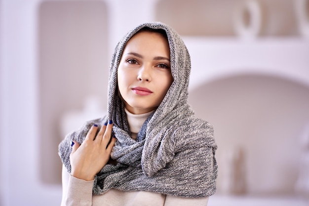 Photo caucasian woman wearing hijab or headscarf on her head