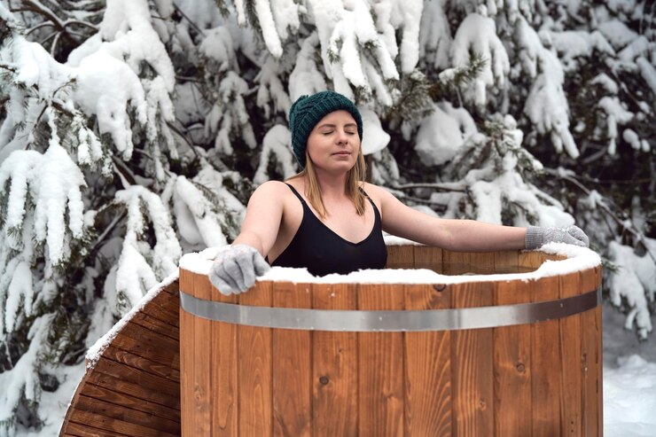 Photo caucasian woman during the winter bath in tube outdoors