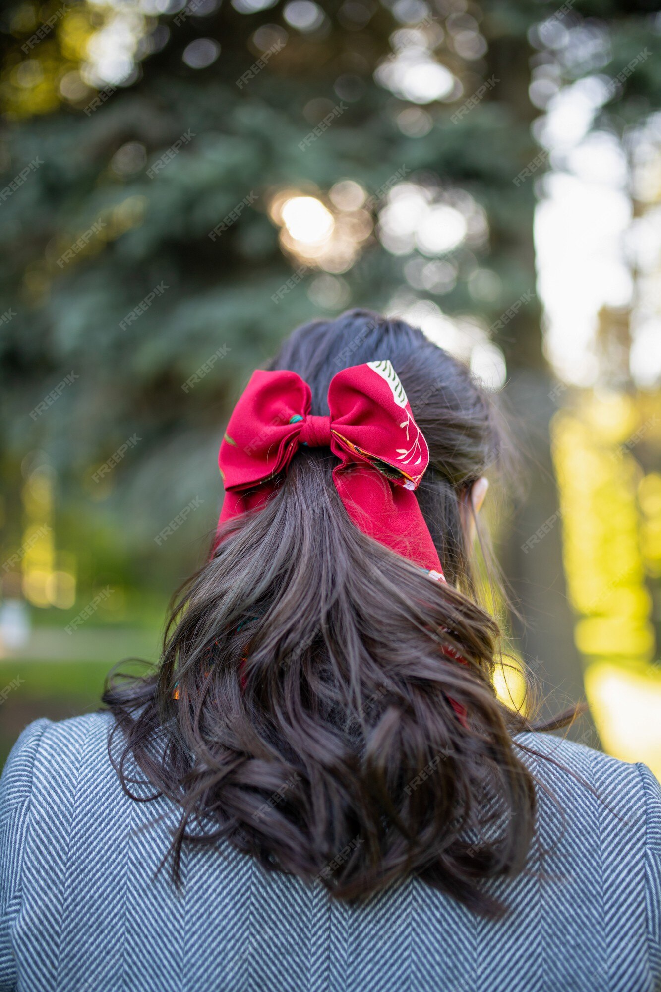 Premium Photo | Caucasian woman with beautiful wavy hair and a bow clip in front of a flowering tree in spring Premium Photo | Caucasian woman with beautiful wavy hair and a bow clip in front of a flowering tree in spring