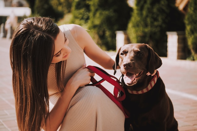 Donna caucasica con il suo cane sulla passeggiata della città