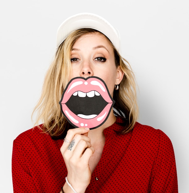 Photo caucasian woman with white holding paper lips