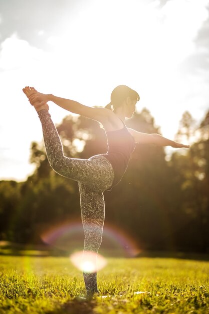 요가 서 있는 균형 Natarajasana 다시 보기에 백인 여자