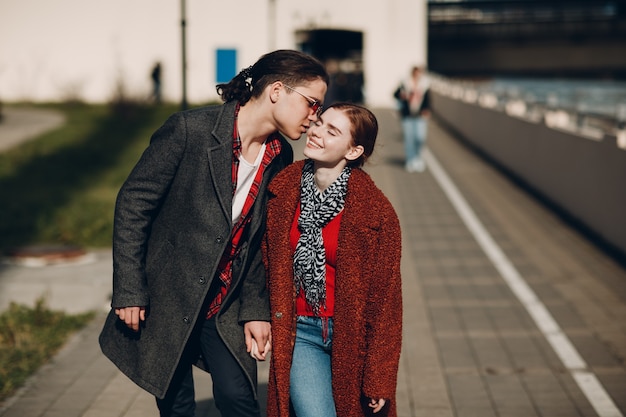 Foto giovani coppie caucasiche che camminano per la strada a san valentino.