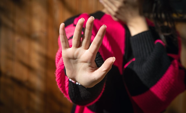 Photo caucasian young girl making stop gesture