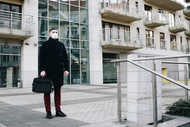 Кавказский молодой человек в защитной маске для защиты от коронавируса