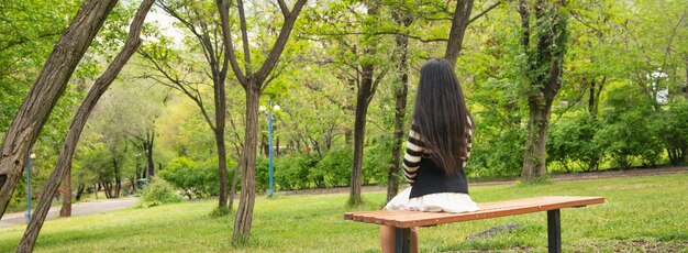 公園に座っている白人の若い女性