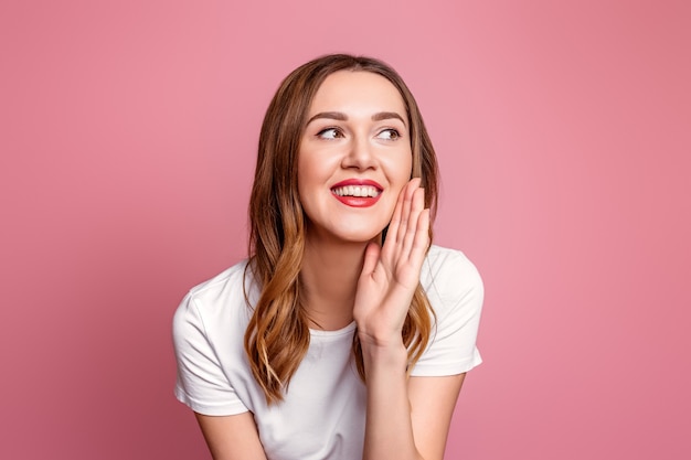 Photo caucasian young woman in white t-shirt posing