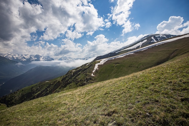 Photo the caucasus mountains in the clouds. high quality photo