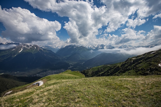 Le montagne del caucaso tra le nuvole. foto di alta qualità