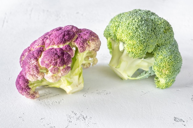 Cavolfiore e broccoli su fondo bianco