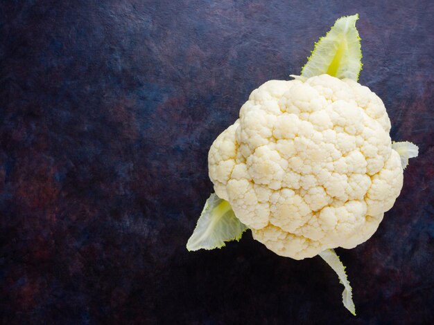 Photo cauliflower on dark background organic cauliflower on dark background vegan healthy food copy space