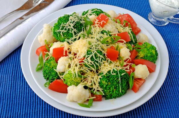 Салат из цветной капусты с помидорами и брокколи