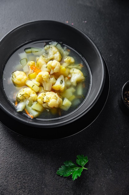 콜리플라워 수프 야채 국물 첫 번째 코스 건강한 식사 다이어트 간식 테이블 복사 공간 음식