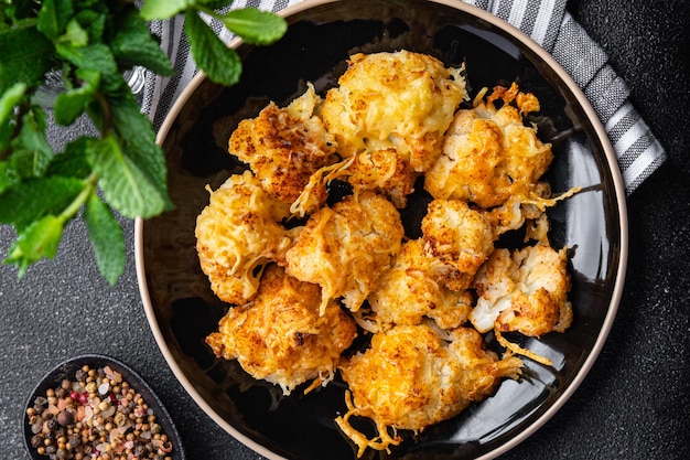 カリフラワーとチーズ 焼き野菜 健康的な食事 食べ物 テーブルの上の軽食 コピースペース 食べ物