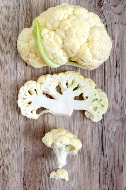 Foto cavolfiore su un tavolo di legno. un bel taglio di cavolfiore. mangiare sano concetto. la vista dall'alto