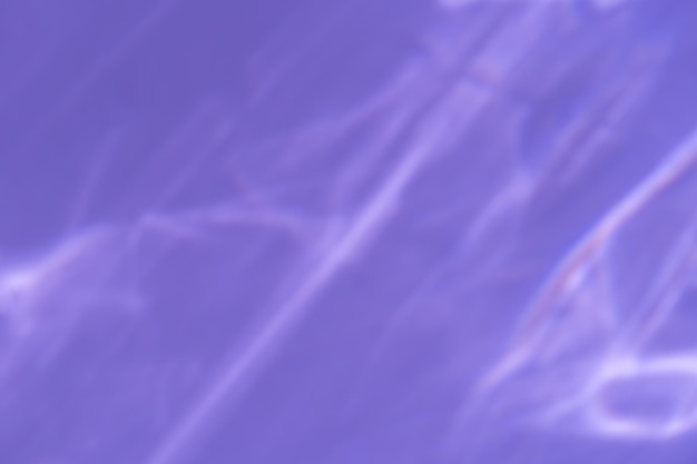 焦散效果照片光线折射淡紫色墙上照片叠加模型太阳光通过玻璃棱镜折射的影子模糊抽象的自然光线折射在水面模拟upxa剪影