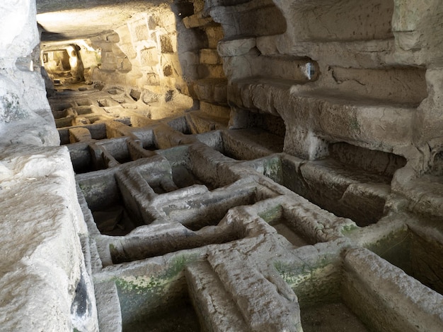 Foto cava dispica catacombe grotta di larderia in sicilia, italia