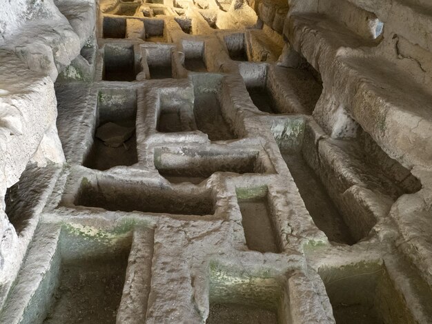 Photo cava dispica catacombs larderia cave in sicily italy