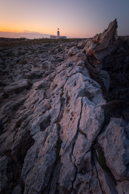 Маяк cavalleria на северной шапке острова менорка, испания.