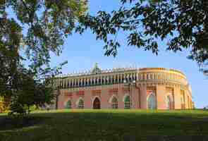 Photo cavalry corps in the tsaritsyno tourist park museum with ancient architecture of the 18th century