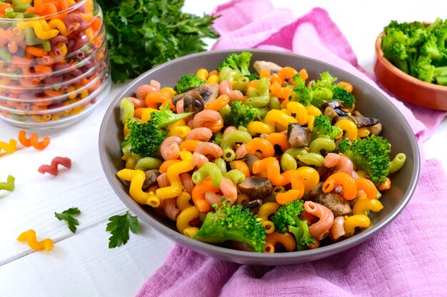 Cavatappi gekleurde pasta met broccoli en champignons. Pasta colorata. Pasta met groenten