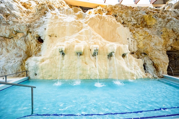 Пещерный банный комплекс Барлангфурдо термальный банный комплекс в естественной пещере в Мишкольц-тапольце, которая является частью города Мишкольц, Венгрия.