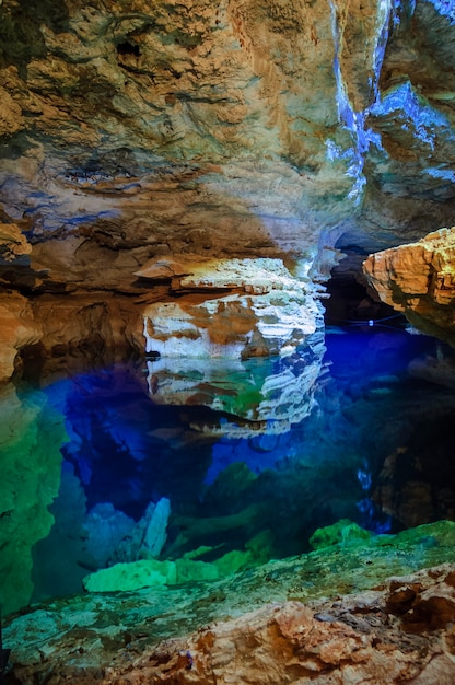 Chapada Diamantina 국립 공원 Bahia State Brazil의 동굴 푸른 물