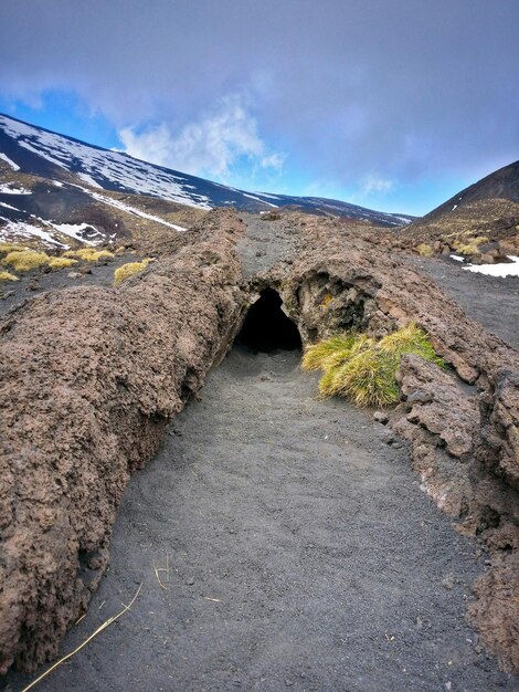 Foto grotta sul campo contro il cielo