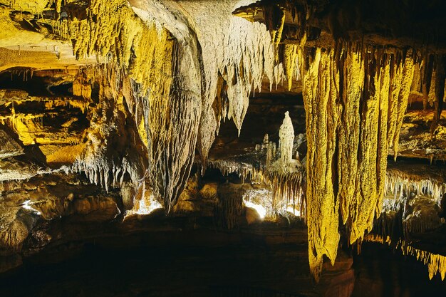 Foto formazioni rupestri stalagmiti e stalattiti