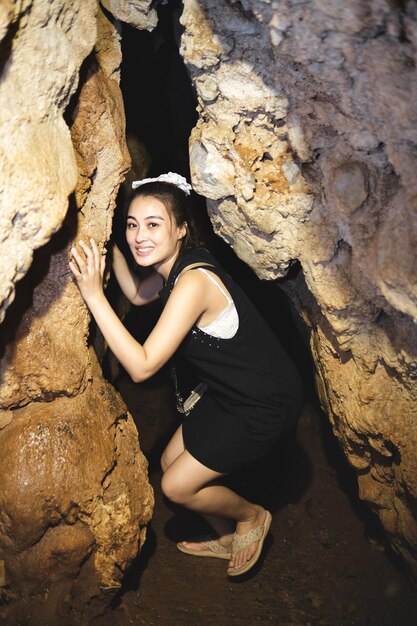 Photo cave girl in between cave hole