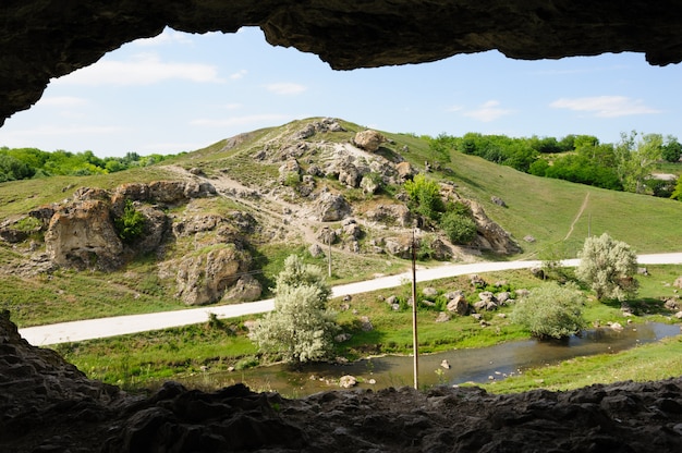 Фото Пещера в толтре возле села буштень, глодянский район, молдова. толтрели - это известняковые скалы, коралловые рифы в море покрывали эти земли сотни миллионов лет назад.