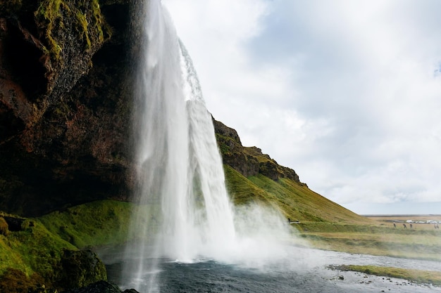 아이슬란드의 동굴과 Seljalandsfoss 폭포