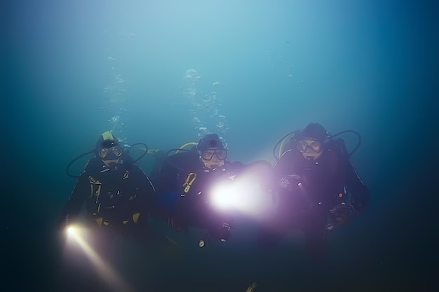 Immersioni tecniche in grotta, sport, alto rischio di incidenti, paura delle grotte