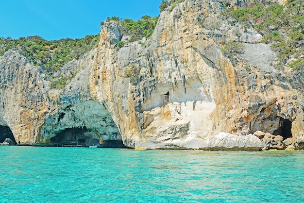 Пещера и бирюзовое море в заливе Орозеи на Сардинии