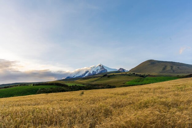 Foto cayambe vulcn con el mayor glaciar en ecuador cordillera de los andes