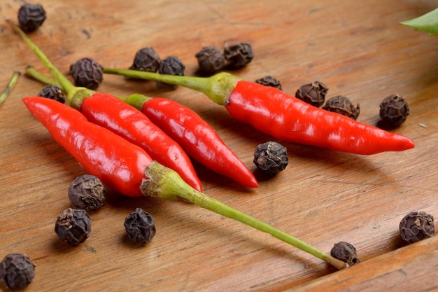 Foto cayenne en zwarte peper op hout